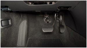 Pedal rem dan gas pada mobil matic